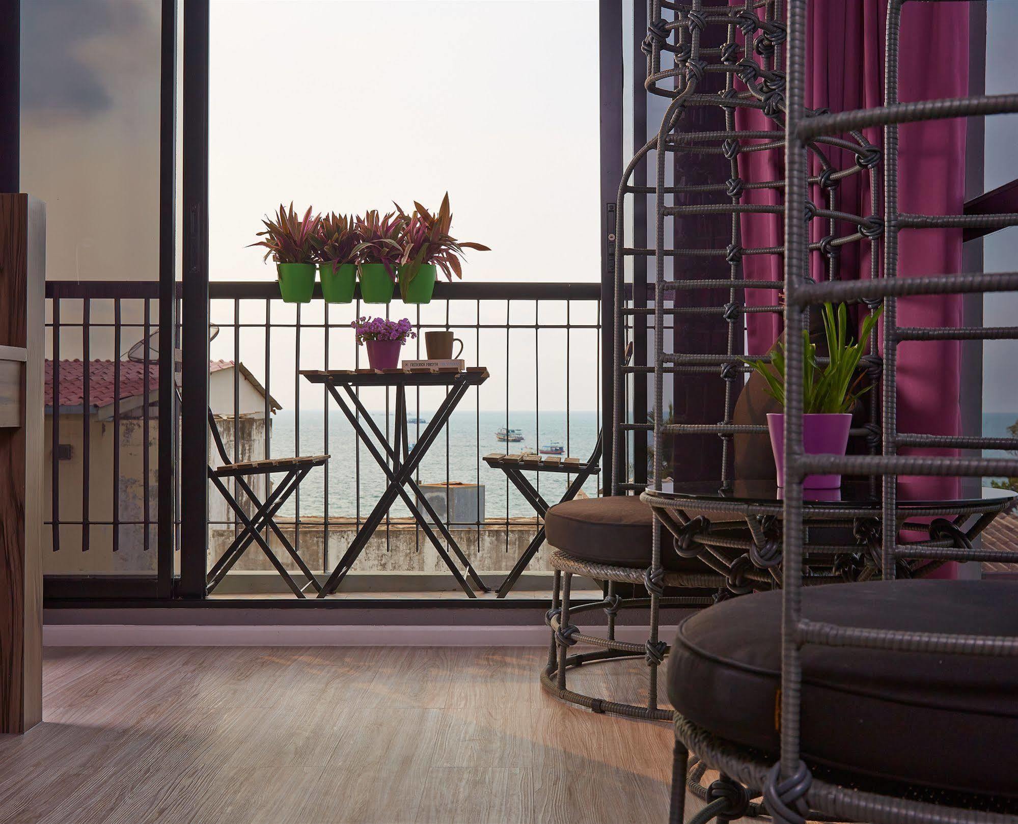 The Weekend Pattaya Hotel Exterior photo